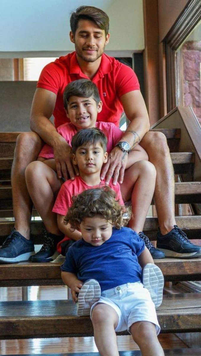 La vida no te enseña a ser fuerte, te obliga a serlo😔