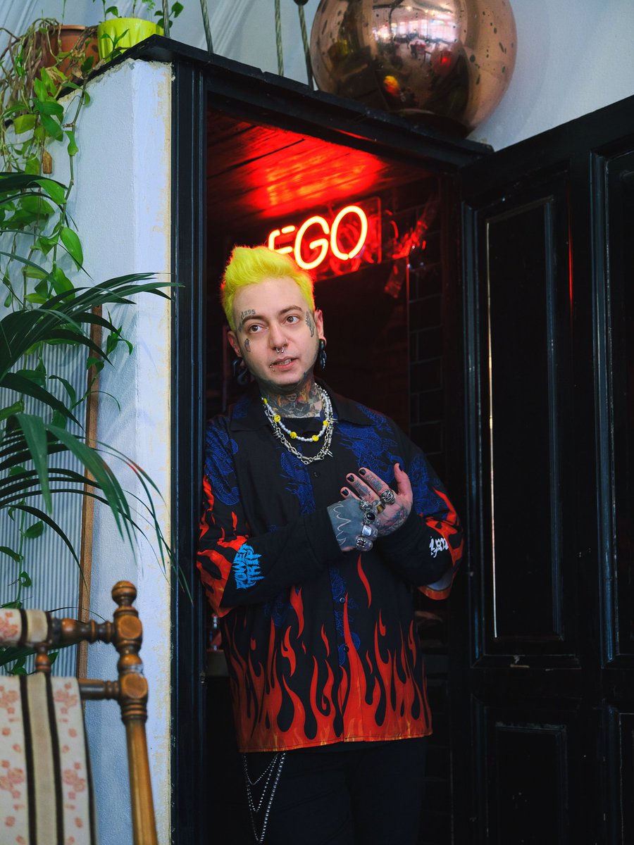 "Ölülerle Konuşmanın Püf Noktaları"
BU GECE 00:00'da tüm dijital platformlarda.
Çünkü kim perşembe gecesi 12'de yeni müzik dinlemek istemez ki?
🔥⚰️🐷⚰️🔥