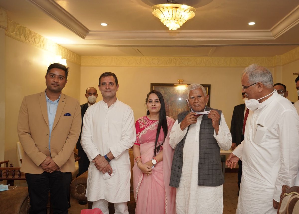 bhupeshbaghel's tweet photo. दो अवसर थे और एक हमारे विशिष्ट अतिथि.

एक हमारी वैवाहिक वर्षगाँठ
और 
दूसरा बेटे के विवाह की तैयारी.

आपका आभार @RahulGandhi जी. https://t.co/1MmKdDVCgB