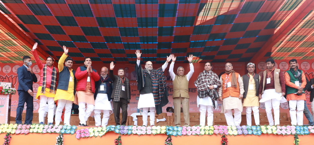 AmitShah's tweet photo. सपा-बसपा के राज में जो गुंडे-माफिया कानून को अपनी जागीर समझते थे, वो आज पुलिस से छुपकर भाग रहे हैं।

जनता को भाजपा का कानूनराज चाहिए सपा का गुंडाराज नहीं।

लोनी की जनता का समर्थन भाजपा के साथ है। https://t.co/KjO3MQDvyu
