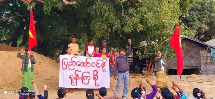 Nhk19921's tweet photo. #Sagaing Division, #Salingyi Township. In #KanKone village, people gathered to protest against the #MilitaryDictatorship on February 3.
#WarCrimesOfJunta
#2022Feb3Coup
#WhatsHappeningInMyanmar https://t.co/lBYlmzBOwD