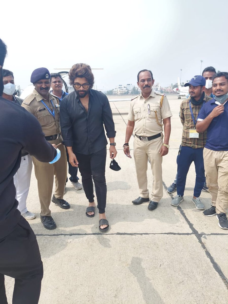 ShivaOnline9's tweet image. At Bangalore ❤

@alluarjun !! #puneetrajkumar