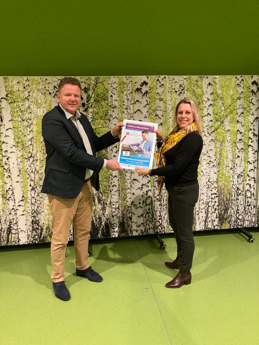Lezenschrijven's tweet photo. Op 1 februari nam wethouder @KleineRobert van @GemeenteEmmen het eerste exemplaar van de #Verkiezingskrant in gewone taal in ontvangst. Deze liggen straks bij de bibliotheek en buurthuizen in de gehele gemeente. (3)

#GR2022 #Verkiezingen #Laaggeletterdheid https://t.co/y6PWXIG4yq