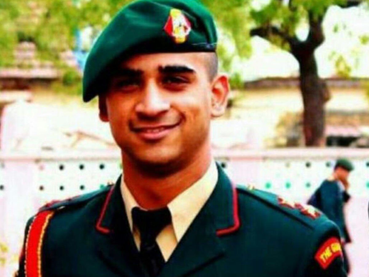 saenikk's tweet photo. WHEN YOU GO HOME,
TELL THEM OF US AND SAY
FOR YOUR TOMORROW, 
WE GAVE OUR TODAY🇮🇳❣️
 
#ARMY #martyr
#majormohitsharma 
#vikramvatra 
#majoranujsood https://t.co/60w8Jnkraj