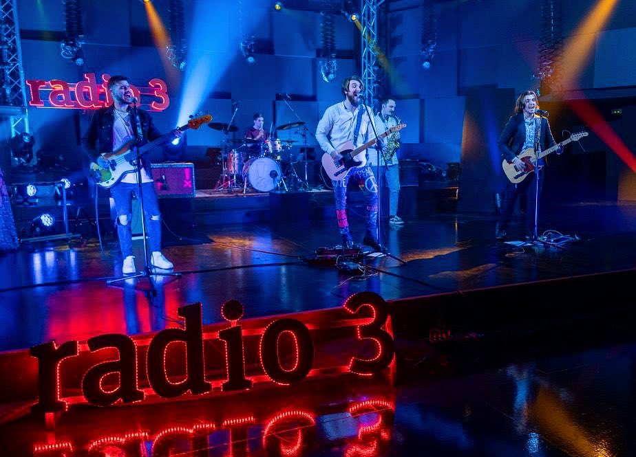 kirazoficial's tweet photo. SALIMOS EN LA TELEEE ‼️
Esta noche a las 1:20h, todo el mundo a poner @la2_tve 👇

Presentamos en exclusiva varias canciones que sonarán en nuestro álbum #TieneQueExplotar 🔥💿 https://t.co/ooq4ZZdNJb