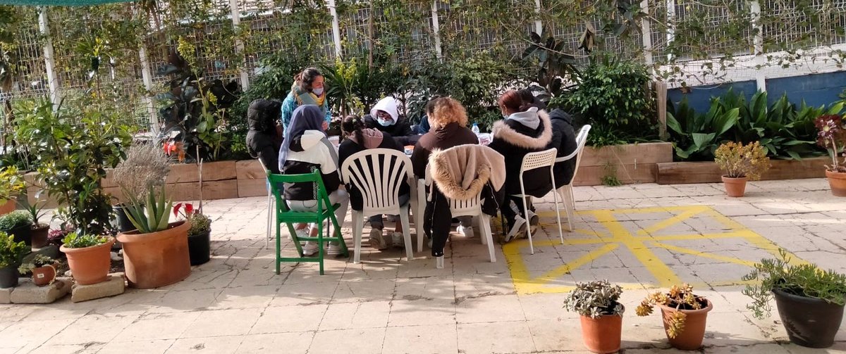 FundacioComtal's tweet photo. Tots els dilluns, 9 joves de 3r d'ESO de L’IES Pau Claris, gaudeixen a l'espai #BenetCorner!
L'alumnat està fent un projecte de dietari de camp, on treballen l'autoestima, l'empoderament, les #emocions i l'autonomia mitjanant la #creativitat i els treballs manuals i artístics. https://t.co/TdIcUtVLHg