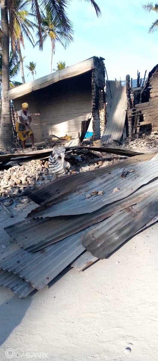 DelgadoCabo's tweet photo. Dozens of houses were set on fire and food items looted first.There are indications that one of the vessels they stole is motorized and was used to anchor the other 5.They escape across the high seas and shores of #Ibo or #Mocimboa da Praia districts
Joint forces were deployed to https://t.co/w4wHA2QUqy
