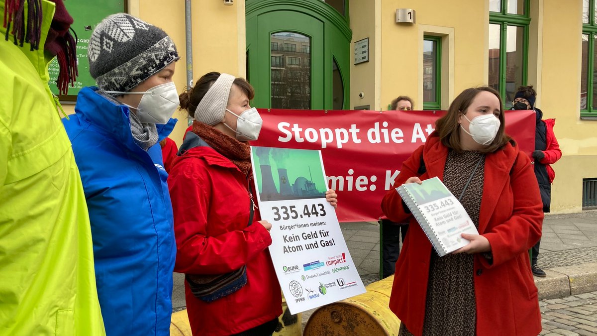 335.443 Unterschriften! Ein klares Nein zu #Greenwashing von #Atomkraft und Gas in der #Taxonomie. Wir haben die Unterschriften zusammen an <a href="/Ricarda_Lang/">Ricarda Lang</a>, Parteivorsitzende der Grünen, übergeben. Die Ampel muss die Taxonomie ablehnen und notfalls klagen! finanzwende.de/kampagnen/kein…