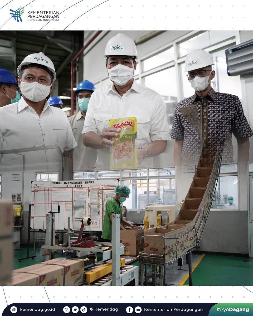 Kemendag's tweet photo. 4. Usai meninjau Pasar Kramat Jati, Mendag melanjutkan peninjauan ke pabrik minyak goreng PT Asianagro Agungjaya, Jakarta untuk memastikan pasokan CPO berjalan dgn baik ke produsen. Sehingga, para produsen bisa mendistribusikan minyak goreng sesuai HET pemerintah.

#AyoDagang https://t.co/MfENrzvtvQ
