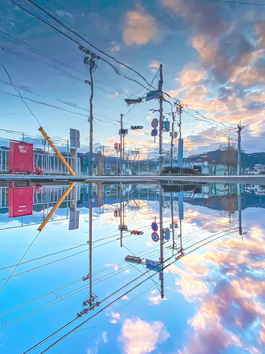 水溜りに写る水彩画のような風景
