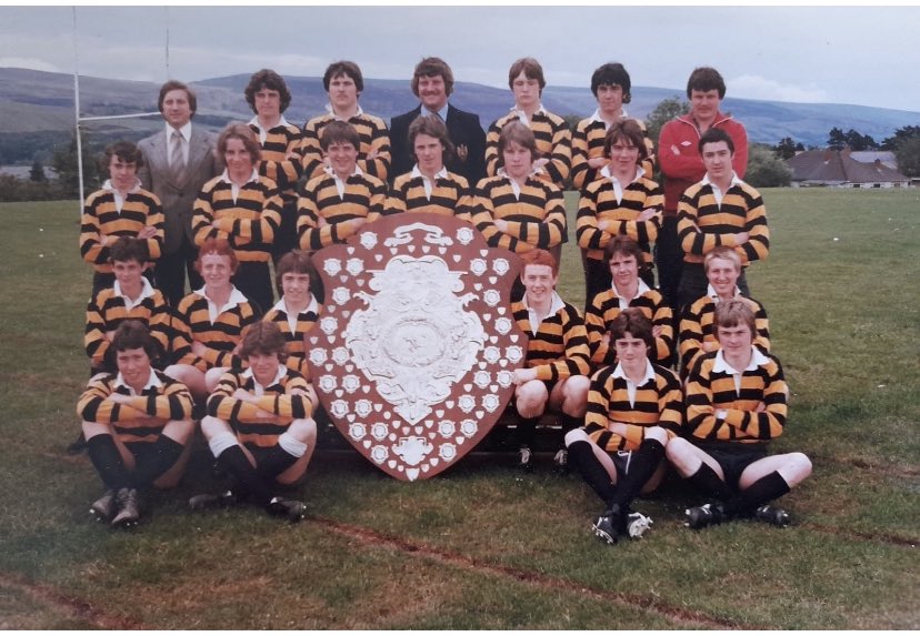 @CVSRU @ACS_Sport @Main_MACS @AGRhydywaunPE @StjohnboysPE @AbercwmboiRFC @AbercynonRFC @Aberdare_RFC @HirwaunRFC @rfc_mountain @rhigosrugby @AllWalesSport @dewar_shield Here is a photo of the 1980 Shared Dewar Shield Team 🖤💛🏉🏉#greatside