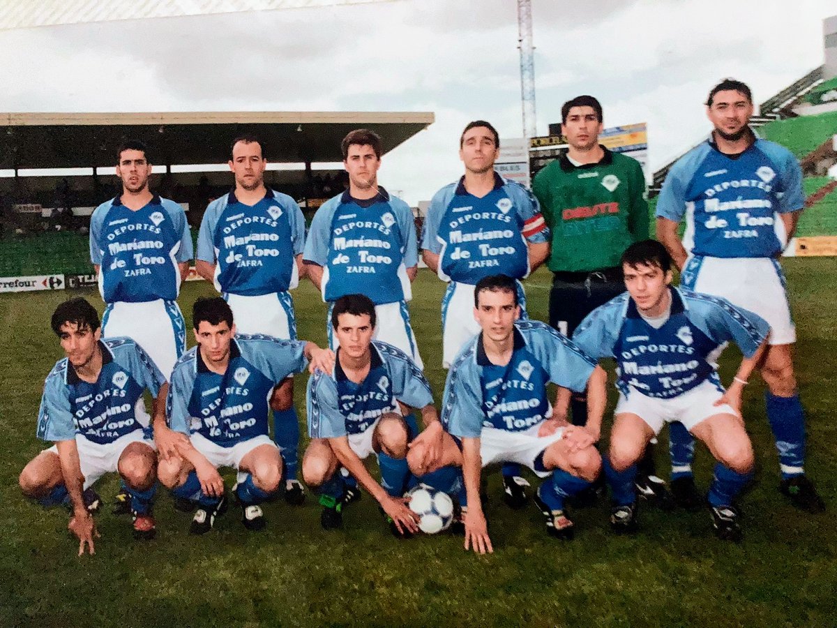 Hoy (19:50, aprox.), en "Memorias en 💚 🤍 🖤 ", recordaremos con <a href="/MaciasBenitez/">AngelMaciasBenitez</a> el último título de 3ª del <a href="/diterzafra/">Díter Zafra</a> la 00-01, conseguido en la última jornada tras golear 0-3 al Santa Amalia. Última jornada a la que tres equipos llegaron con opciones de proclamarse campeones.