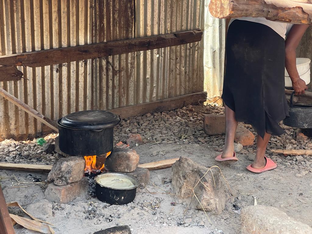 davisreuben3's tweet photo. This school among many others in deep rural areas rely on open fires for food cooking . The #VashGreenSchoolProject is providing better cooking solutions by constructing an Eco friendly stove. @Riseupmovt https://t.co/ZcJtP9O733