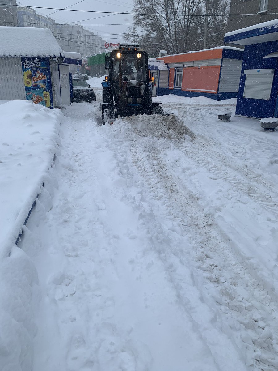 SuhayaSamarka63's tweet photo. Без остановки, в связи с погодными условиями 🌨 продолжаем чистить, убирать, расчищать ❄️🧹❄️🚜
Входные группы, придомовые территории,внутридворовые проезды ❄️🚜❄️🚜
📌Сухая Самарка
#Куйбышевский 
#Самара 
@AA_Korobkov @kuibadm @Ryzhkov_B @LhUrLFhnbsLVzSK https://t.co/qLuSzb00Na