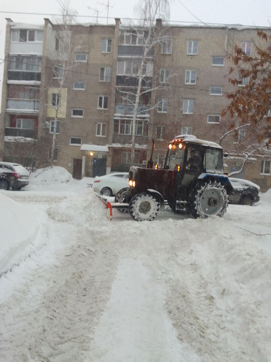 SuhayaSamarka63's tweet photo. Без остановки, в связи с погодными условиями 🌨 продолжаем чистить, убирать, расчищать ❄️🧹❄️🚜
Входные группы, придомовые территории,внутридворовые проезды ❄️🚜❄️🚜
📌Сухая Самарка
#Куйбышевский 
#Самара 
@AA_Korobkov @kuibadm @Ryzhkov_B @LhUrLFhnbsLVzSK https://t.co/qLuSzb00Na