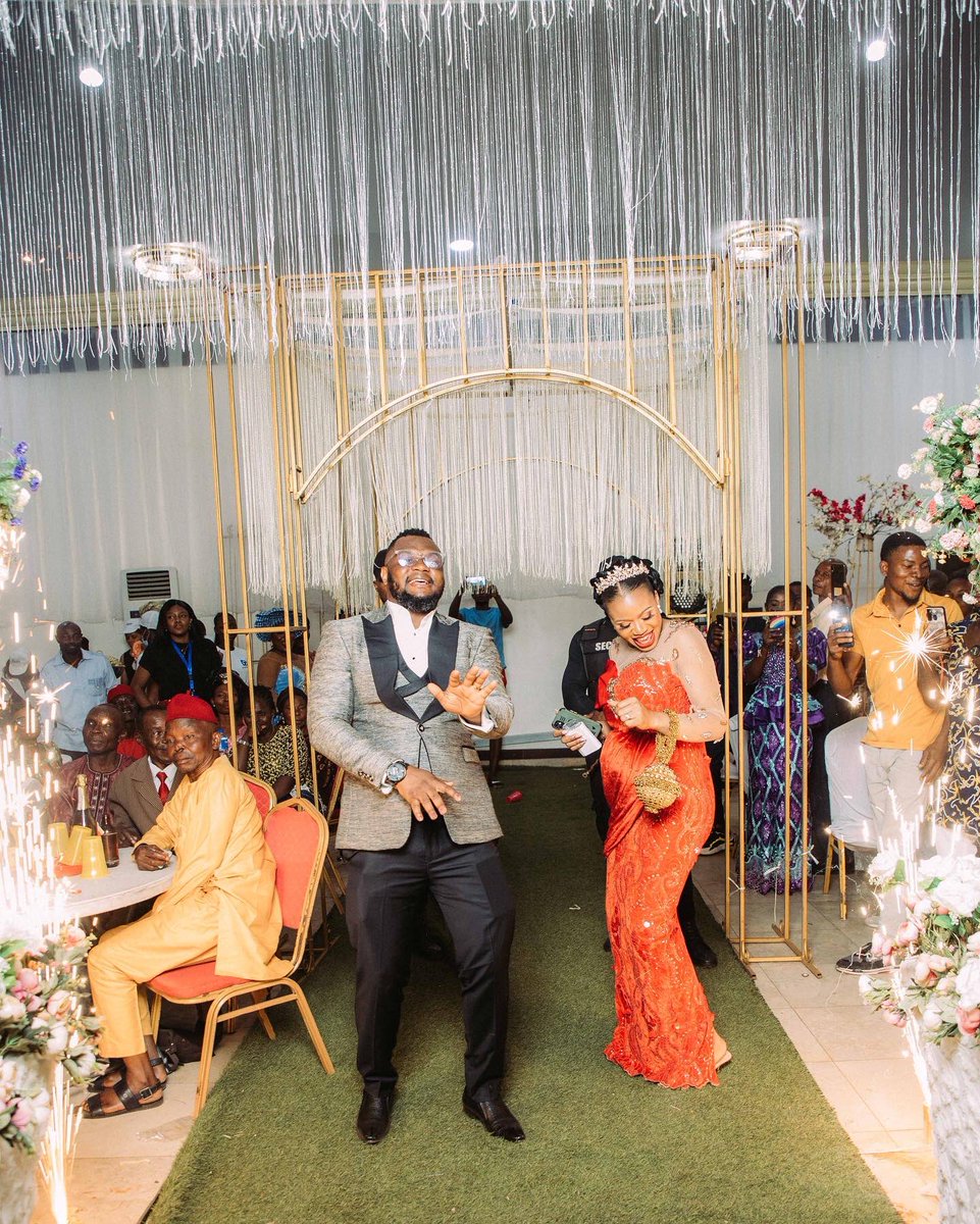 Dezi_experience's tweet photo. Happy couple are the prettiest... 😊
——-
#wedding #weddingphotography #enugutwitter https://t.co/ljVfDbjDFa