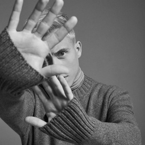 Denise6313's tweet photo. Loic Nottet:"J’ai besoin de choses qui ne me blessent pas et quand je crée, quand j’écris, que j’imagine mon monde, il ne peut pas me blesser parce que c’est moi qui décide de tout"
Moi:"j'attends ton livre avec impatience" #belgianmusicweek https://t.co/8qTCs8mmMR