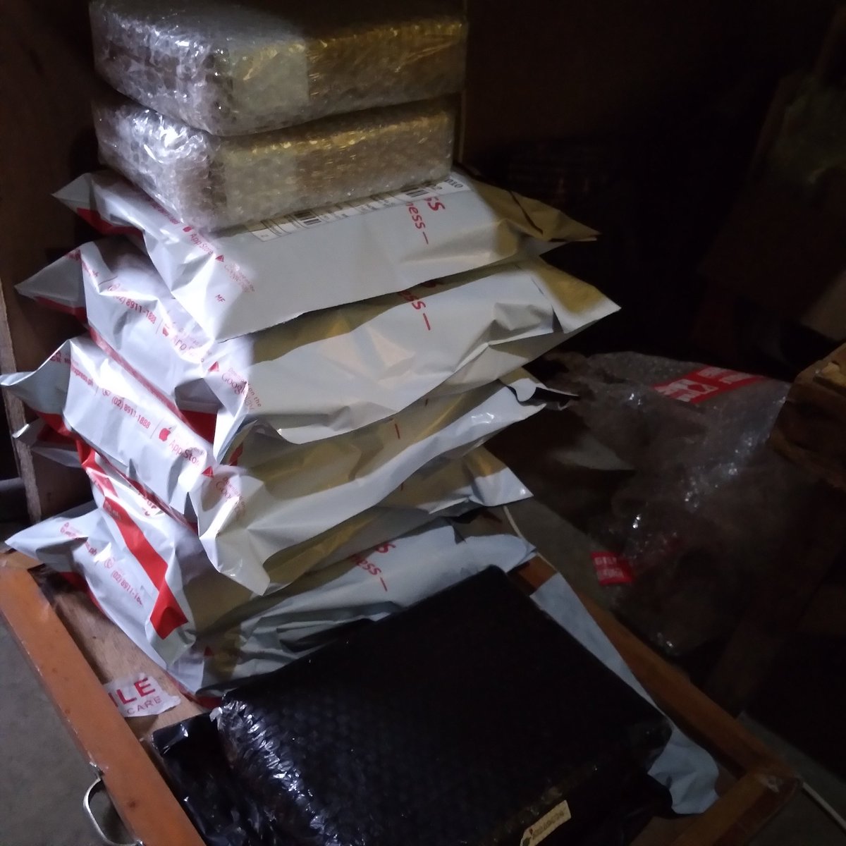 luvilabns's tweet photo. —✶ #LuvilaPdates
» Batch 1 and 2 SW Lds
↳ 7/10 parcels are picked up already. The remaining ay scheduled for pick up tomorrow.
» SG Tingi
↳ Ready to pick up tomorrow & nalagay ko na rin po sa kanilang pouch. Will give update again once na ipick na. https://t.co/VXXn20G4zN