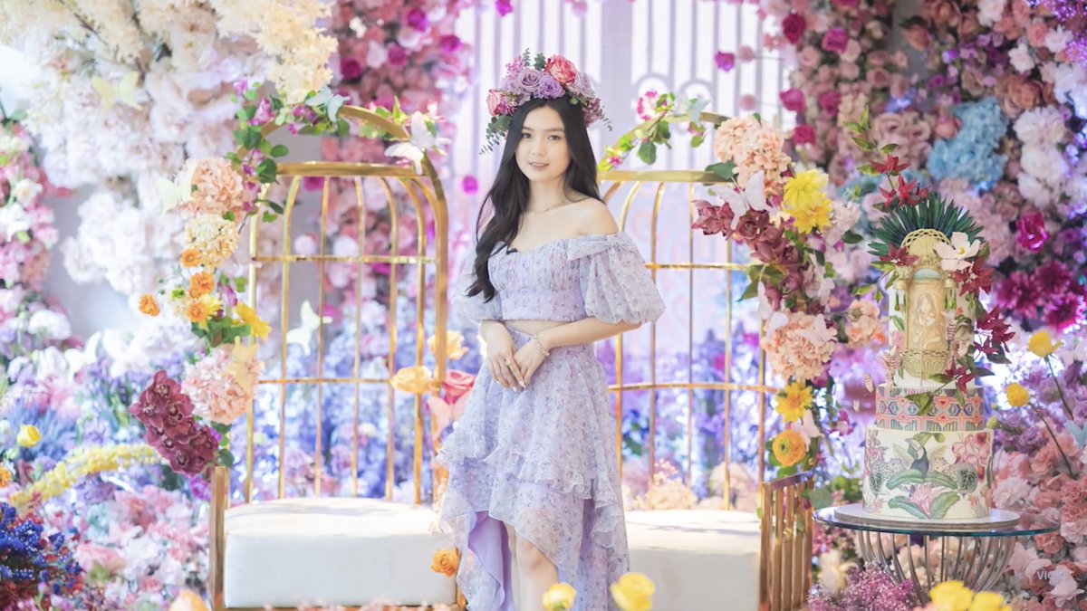 cughrrel's tweet photo. she blends in so well cause she’s a flower herself. 🌸

#FrancineDiaz | @francinecarreld https://t.co/BJYhvpjqBU