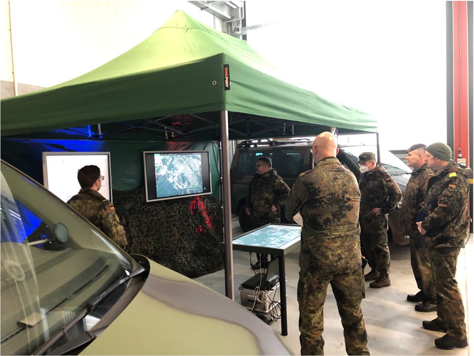 cirbw's tweet photo. Servicewüste 🇩🇪 ? Nicht mit #CIRBw! Als Treiber der #Digitalisierung in der Bw sind wir uns der Verantwortung bewusst. Unser #ZSwKBw bspw. entwickelt &amp; integriert #Software für alle Gefechtsfahrzeuge. Dieser OrgBer-übergreifende Ansatz überzeugt auch BG Wilhelm vom #LogKdoBw. !B https://t.co/0Crsp6HVum
