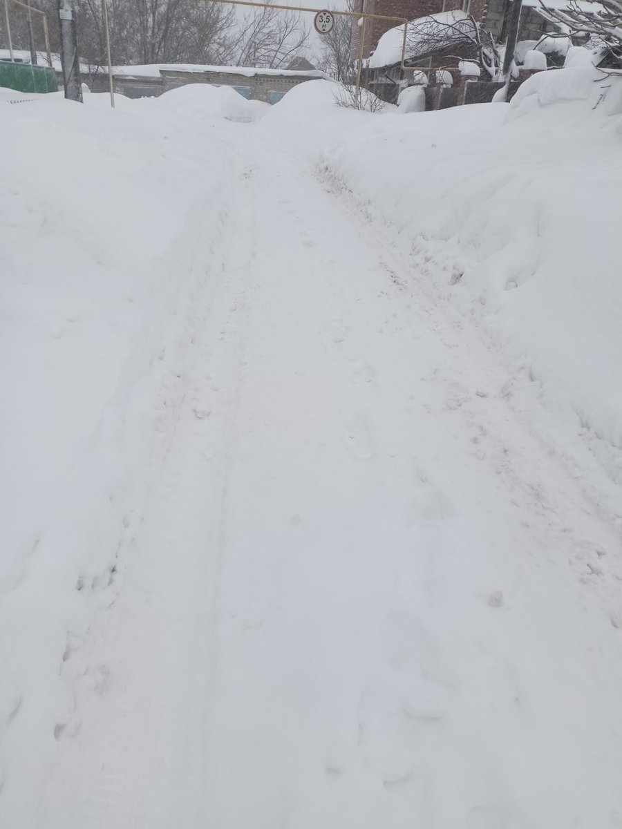 UpravdomSamara's tweet photo. @SamMobilePriem, который день снегопад, а трактора всё нет. Заросли по уши в снегу! Спасите, ПОМОГИТЕ!!!! Администрация заявки принимает и на этом всё, т и ш и н а... Сегодня машины уже бросали прямо на дорогах, выехать невозможно. 
Красноглинский р-н, 3 участок, номерные улицы. https://t.co/y4wNajoE7S