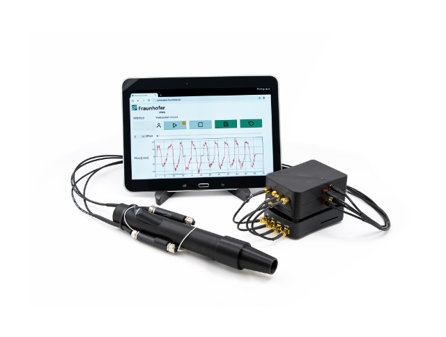 FraunhoferIPMS's tweet photo. ➡Das #FraunhoferIPMS liefert mithilfe einer fortschrittlichen #Ultraschallsensorik einen wichtigen Beitrag zur Entwicklung eines mobilen #Spirometers im Rahmen des Clusterprojektes #M3Infekt. Das Gerät ist Teil einer #KI-gesteuerten #Patientenüberwachung: https://t.co/8cp4YHJJwG https://t.co/RaONh1lwyT