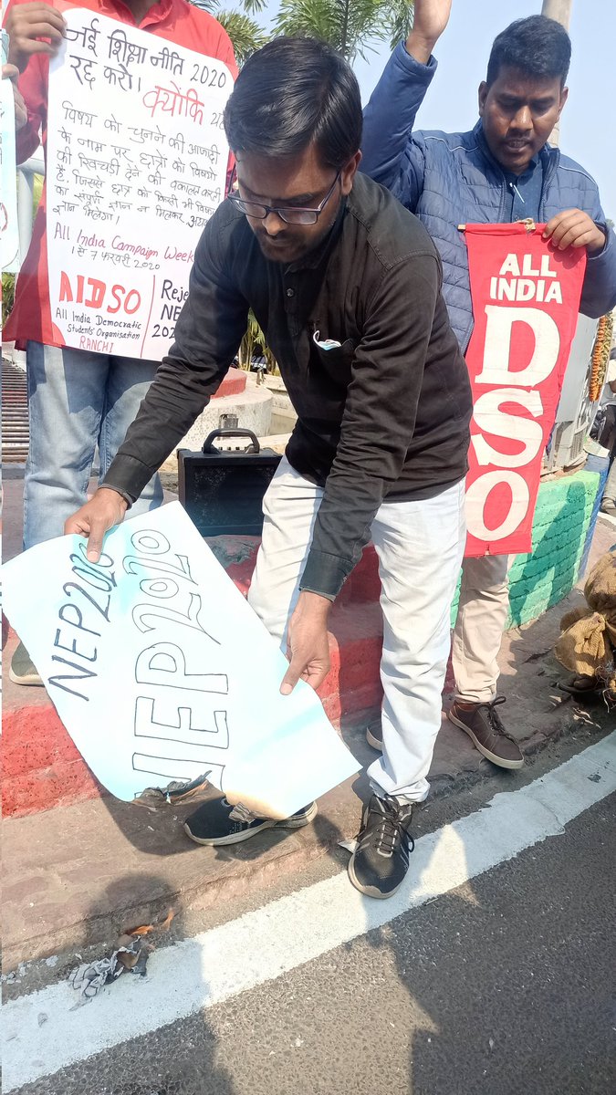 #RejectNEP2020 
#AIDSO 
#allindiacampaignweek 
 आज रांची के अल्बर्ट एक्का चौक में नई राष्ट्रीय शिक्षा नीति 2020 के विरोध में नुक्कड़ सभा संचालित हुई और NEP की प्रतियां जलाकर विरोध प्रदर्शन किया गया*।।।