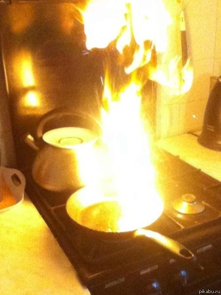 Подсолнечное масло горение. Горящая сковородка. Сковородка горит. Горящее масло всковороже. Горящая сковорода на кухне.
