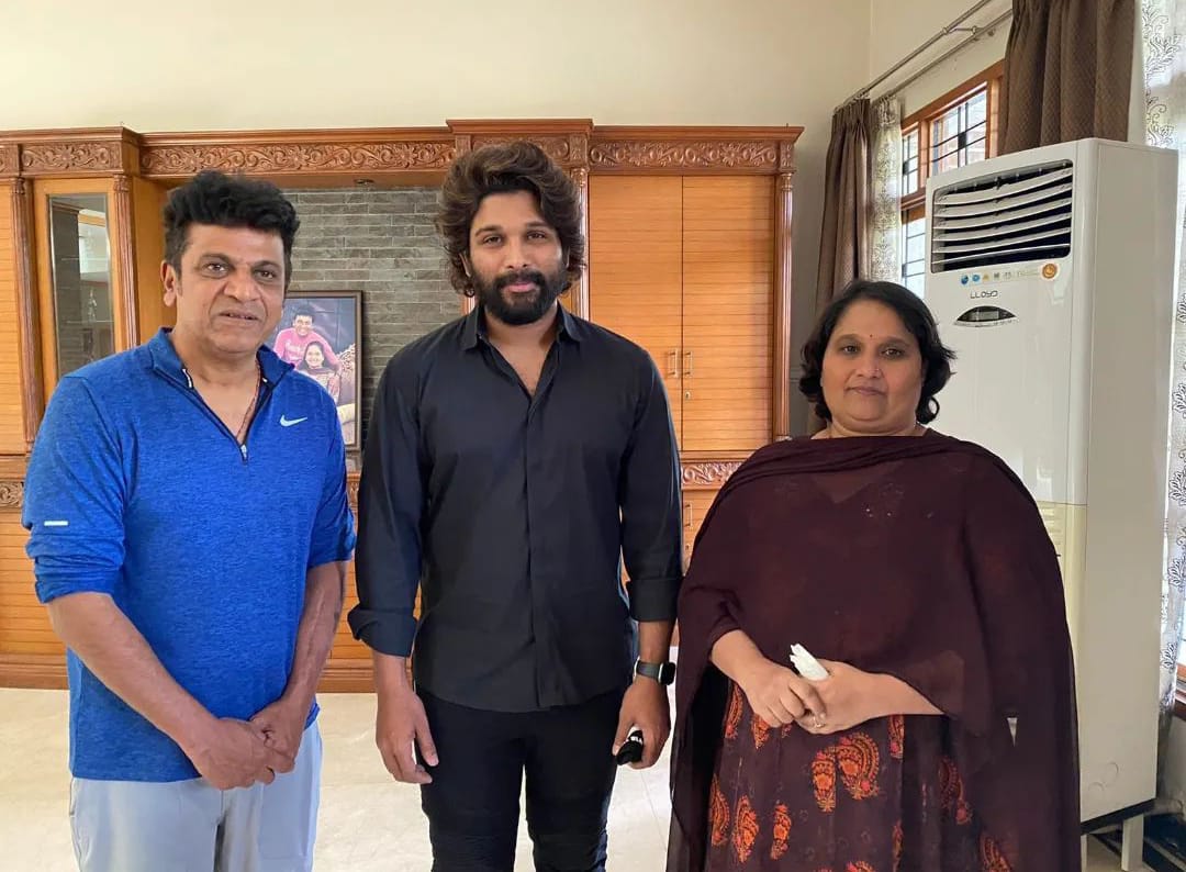 SureshPRO_'s tweet image. .@alluarjun meets #ShivaRajkumar.

#AlluArjun #puneetrajkumar