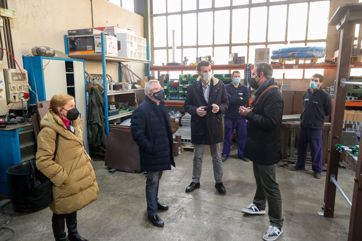 OrainIngurumena's tweet photo. ♻️Ponentes de #EIEC visitan La empresa Jolas de #Zarautz para conocer de primera el proceso de fabricación de parques infantiles y mobiliario urbano a partir de residuo reciclado.
♻️Ekonomia zirkularraren eredu bikaina da, birziklatutako lehengaiekin jolas parkeak! https://t.co/WXLOKh9EJV