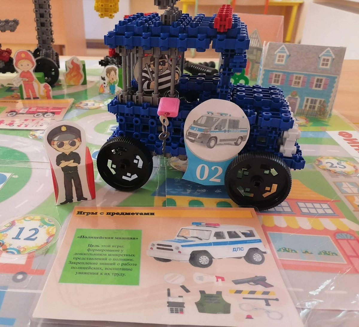 Воспитанники группы № 4 совместно с воспитателями уделяют внимание правилам дорожного движения.С помощью конструктора Фанкластик создают различные модели спецтехники,знаков по ПДД и обыгрывают различные ситуации на дорогах,а также пополняют копилку дидактических игр по ПДД.