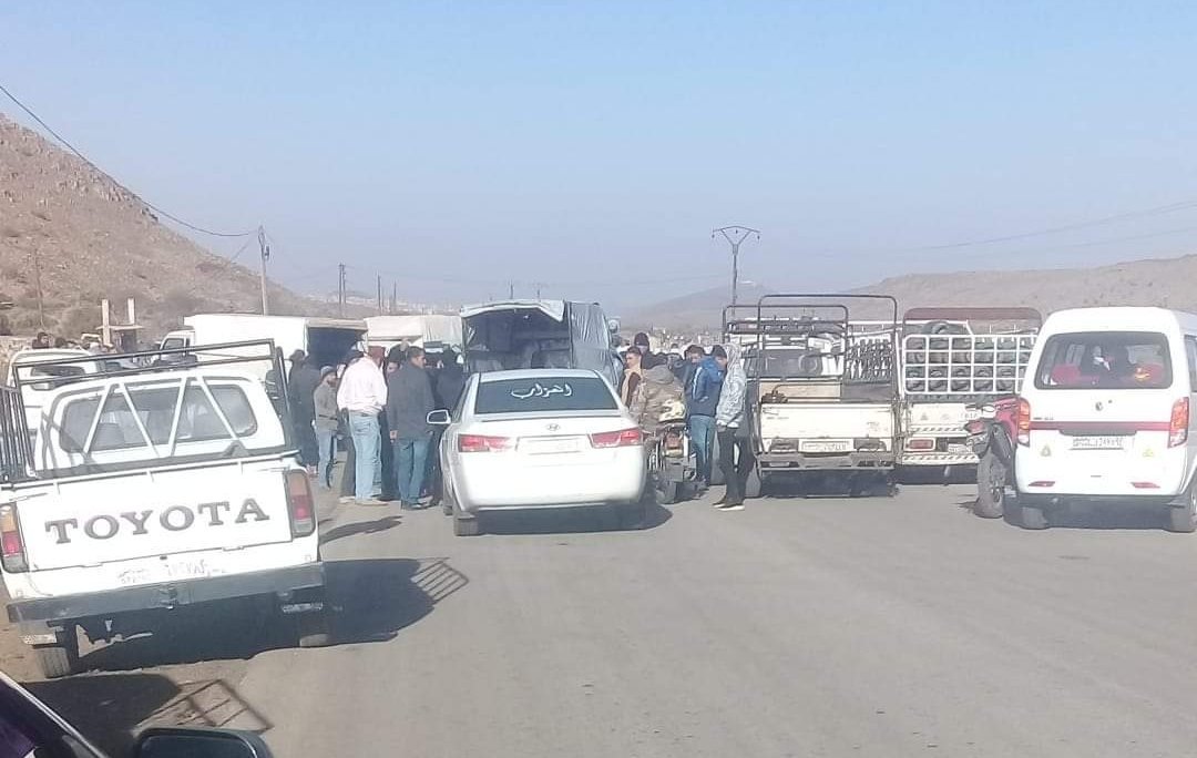 M_Alneser's tweet photo. Anger day in As-#Suwayda province (under #Assad). Civilins are gathering on main roads and close them as response on the lifting support on foods and other neccessary items. 
📷@suwayda24
📍Shahba &amp; Qrayya
#Syria #SyriaHighlights https://t.co/r9fHg00E9O