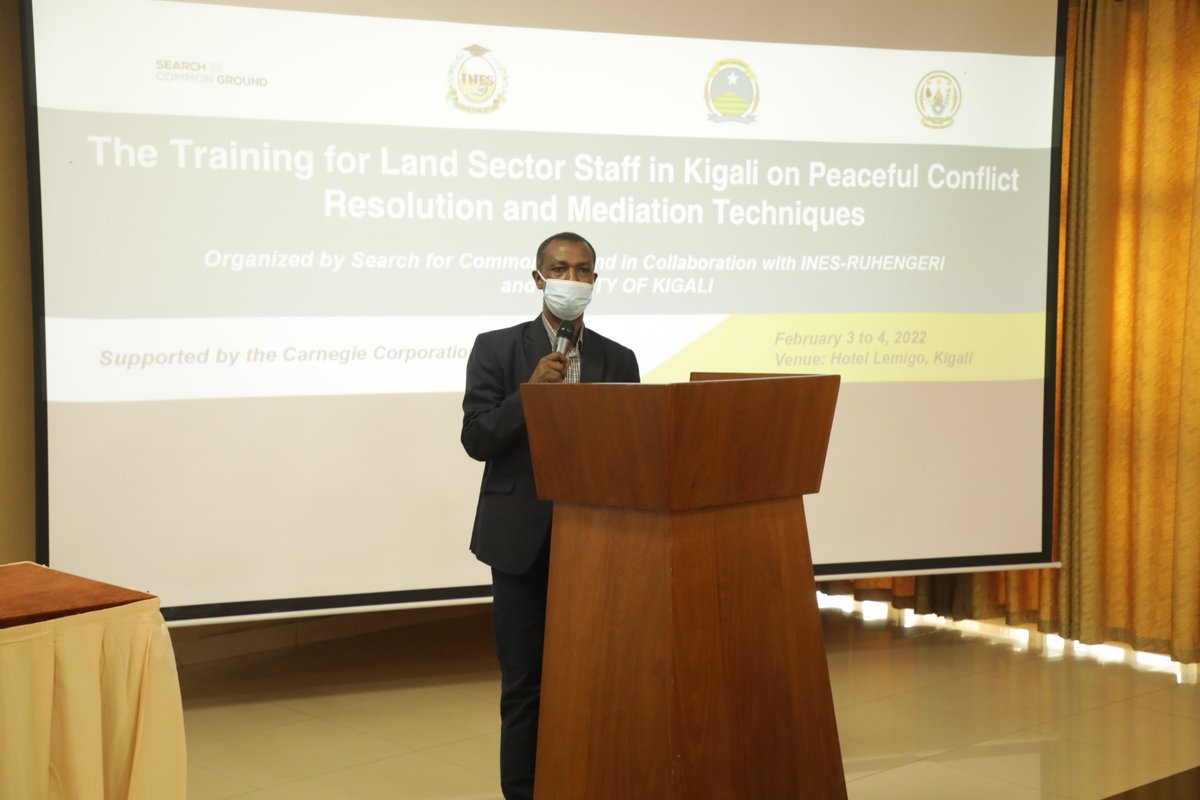 Lands_Rwanda's tweet photo. Aka kanya: Umuyobozi wungirije w'Umujyi wa Kigali @merardmp ari kumwe na @MukamanaE batangije amahugurwa y'iminsi ibiri yagenewe abakozi bashinzwe ubutaka mu mirenge yose y'uturere tw'Umujyi wa Kigali, abashinzwe ubutaka muri utwo turere hamwe n'ababushinzwe mu Umujyi wa Kigali. https://t.co/Q2MUvcRquy