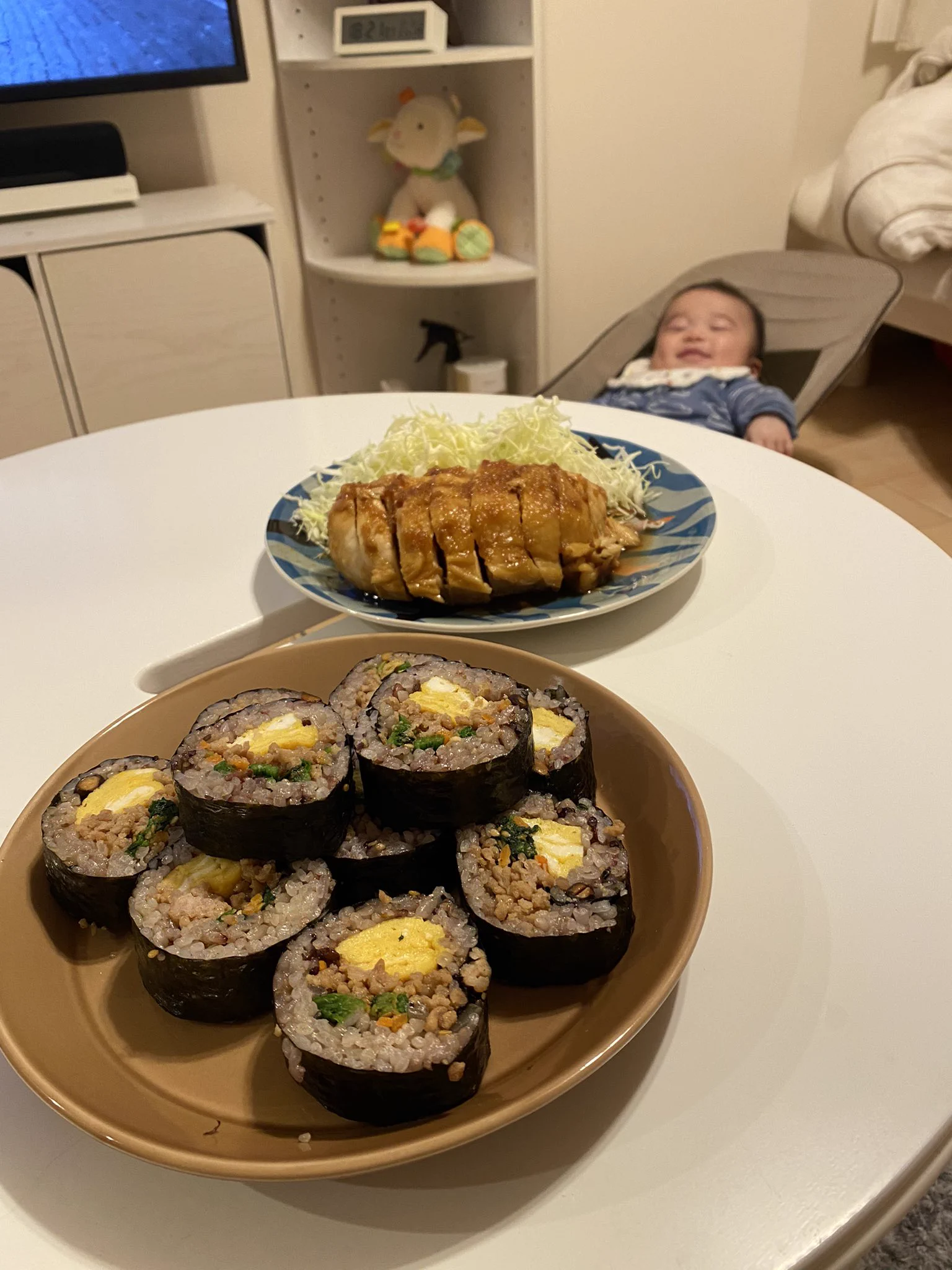 @syunkon0507 冷蔵庫のカチカチ鶏肉が、山本さんのレシピで贅沢おかずに🥺✨　
恵方巻きの具材がないからキンパで節分👹
そらまるもご満悦！ 