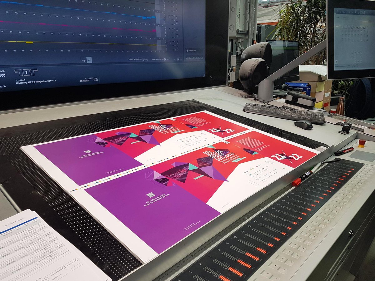 initiatived21's tweet photo. #D21index in the making! @dathe_roland &amp; @JahnSandy sind gerade zum Andruck unseres D21-Digital-Index 2021/2022 in der Druckerei und haben ein Auge darauf, dass ihr ab dem 23. Februar alle eine schöne und erkenntnisreiche Publikation in den Händen halten könnt! https://t.co/v4tfvvqOqh
