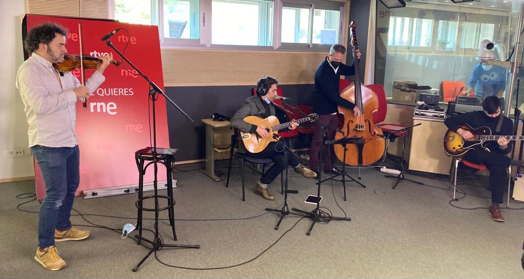 Vuelven a los clubes <a href="/MenilSwing/">MENIL</a> . Allí donde se forjan las canciones nota a nota, acorde a acorde, donde terminan sonando con un público atento a cada detalle y con esos músicos que despiertan a cada mirada. Uno de esos clubes es #oscarpatanegraclub de Madrid, a las 21,30 h