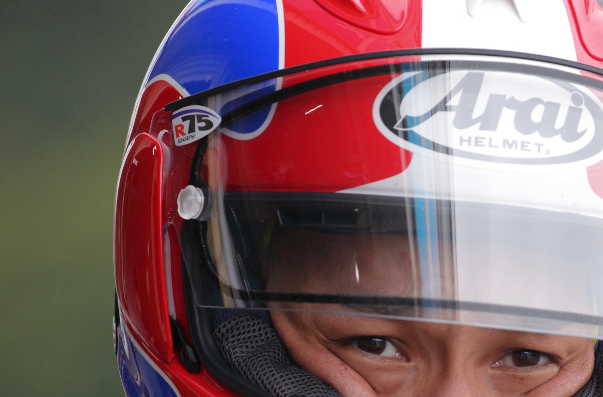アライヘルメット Arai Helmet アライ契約ライダーのシールドに貼られている R75 ステッカー スポンサーロゴではありません 丸く滑らかな帽体表面で 衝撃を外へ逃がす かわす アライが重要と考える かわす性能 を意味したステッカーです 今は