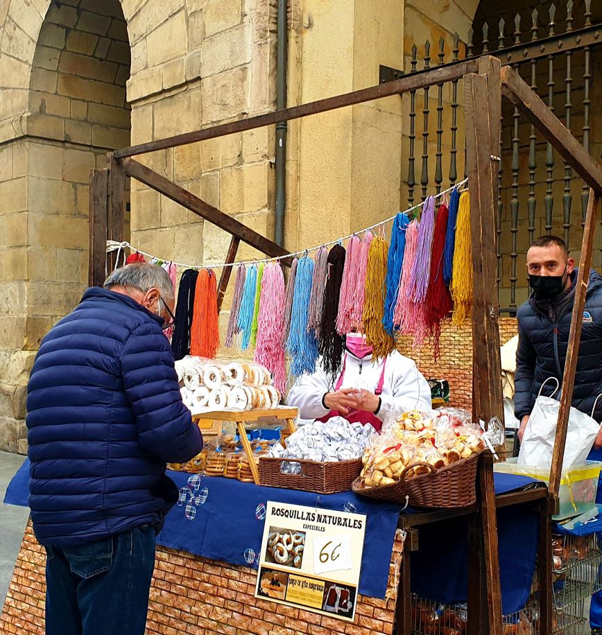 zazpikaleak's tweet image. 🍬💙San Blas, una de las tradiciones más #coloridas y #entrañables en el Casco Viejo de Bilbao: dulces, caramelos, rosquillas… Y, por supuesto, cordones. Gran ambiente en los alrededores de la iglesia de San Nicolás.