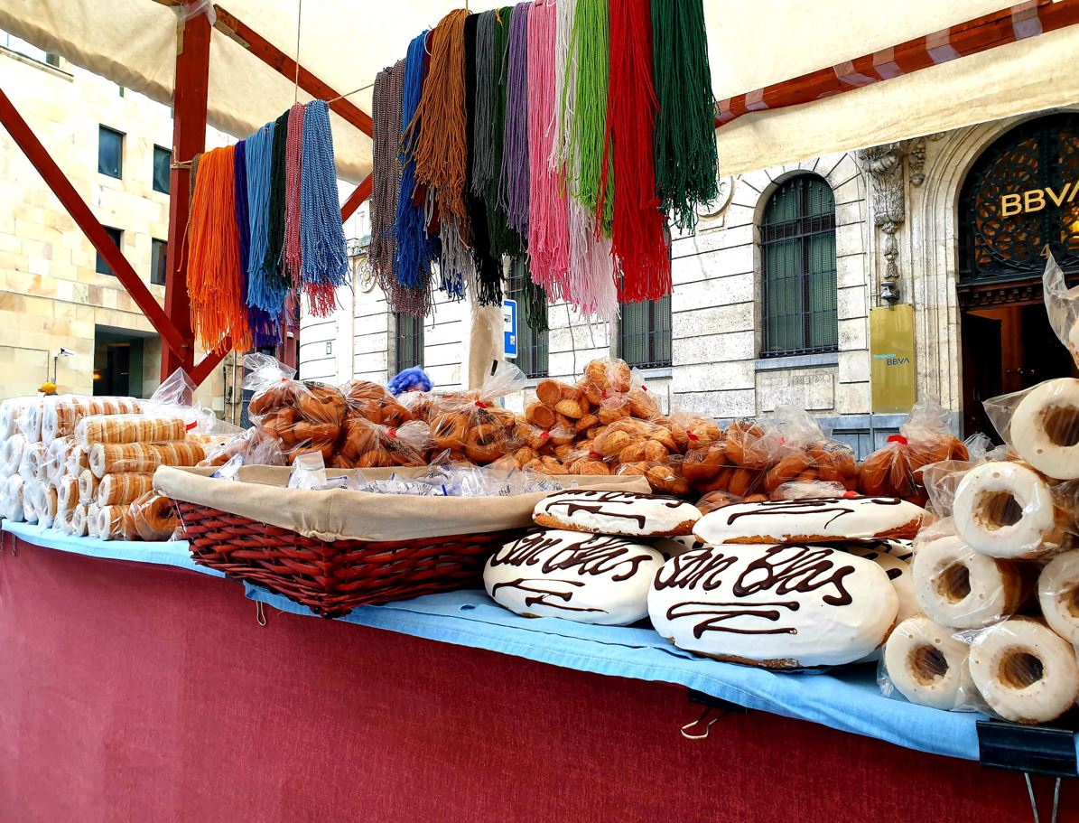 zazpikaleak's tweet image. 🍬💙San Blas, una de las tradiciones más #coloridas y #entrañables en el Casco Viejo de Bilbao: dulces, caramelos, rosquillas… Y, por supuesto, cordones. Gran ambiente en los alrededores de la iglesia de San Nicolás.