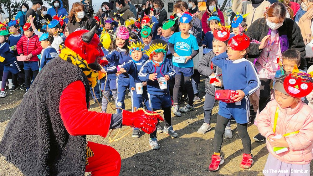 Neotourist's tweet image. Сегодня праздник Сецубун, сигнализирующий о начале весны в Японии. Его отмечают в том числе бросанием жареные бобов "мамэ" и крича: " Oniwasoto! Fukuwauchi!" - отпугивая злых духов и приветствуя удачу, а также поедая эхомаки суши