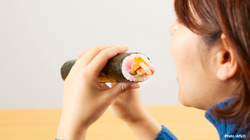 Neotourist's tweet image. Сегодня праздник Сецубун, сигнализирующий о начале весны в Японии. Его отмечают в том числе бросанием жареные бобов "мамэ" и крича: " Oniwasoto! Fukuwauchi!" - отпугивая злых духов и приветствуя удачу, а также поедая эхомаки суши