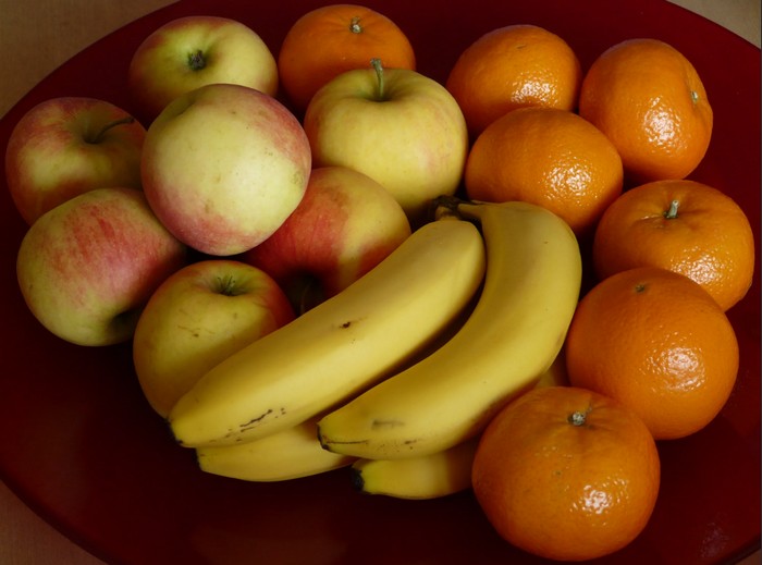 Мандарин 1 банан. Фрукты бананы яблоки. Яблоко банан апельсин. Домашние фрукты. Тарелки фрукты.