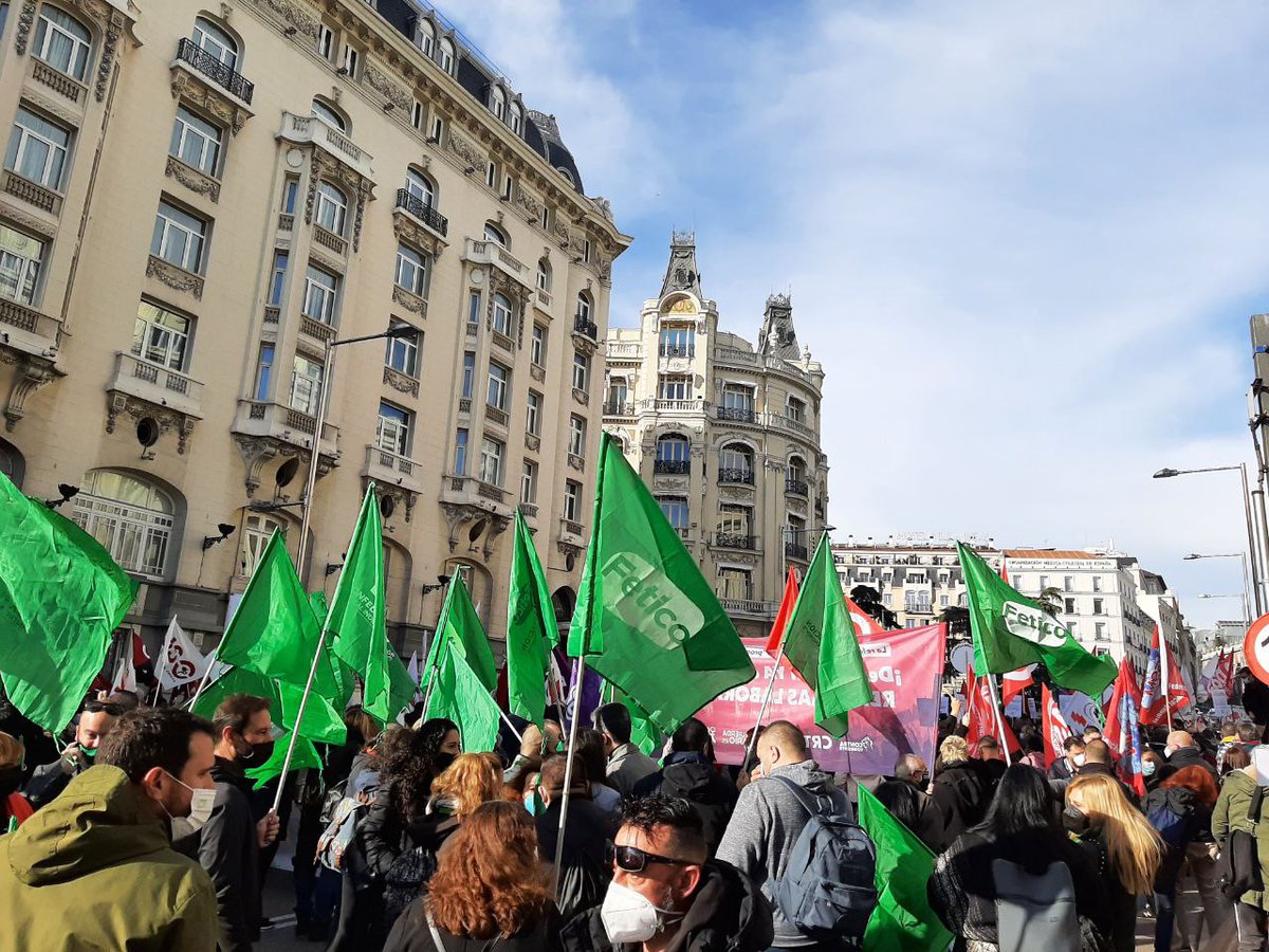 iDiarioES's tweet photo. #3F | Frente al Congreso de los Diputados comienza la concentración contra la aprobación de la Reforma Laboral del gobierno, convocada por la izquierda sindical. 

#3FTodosALasCalles 
#DerogacionRealYa
#YoMeRebelo3F https://t.co/CrE7z5MVhT