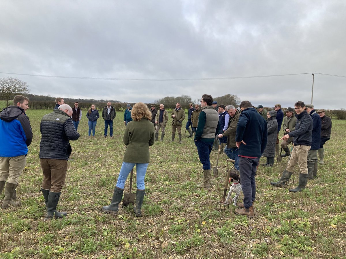 Fantastic turnout ⁦<a href="/AHDB_Cereals/">AHDB Cereals</a>⁩ Newbury #monitorfarm with ⁦<a href="/niabtag/">niabtag</a>⁩ ⁦@Cereals_SE⁩ . Soil assessment - do you know how? 🤔