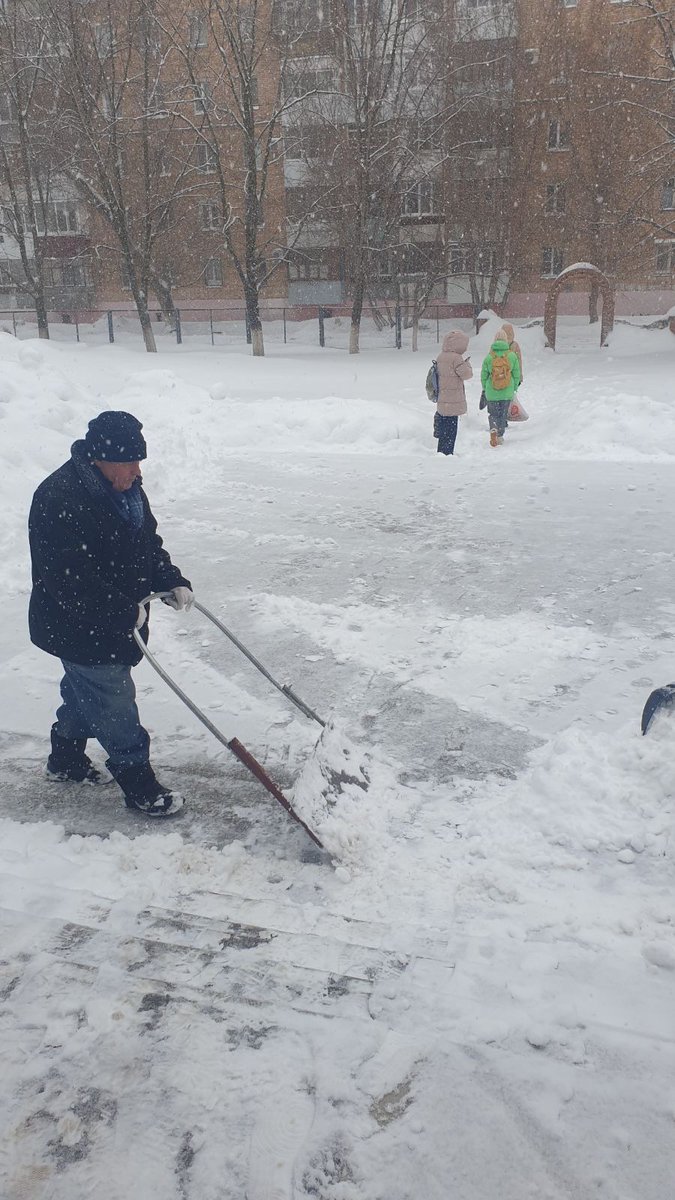 В связи с неблагоприятными погодными условиями все образовательные учреждения бросили свои силы на уборку территории, расчищают подъездные пути для бесперебойного подъезда автотранспорта с продуктами питания для пищеблоков. Вместе мы справимся!
