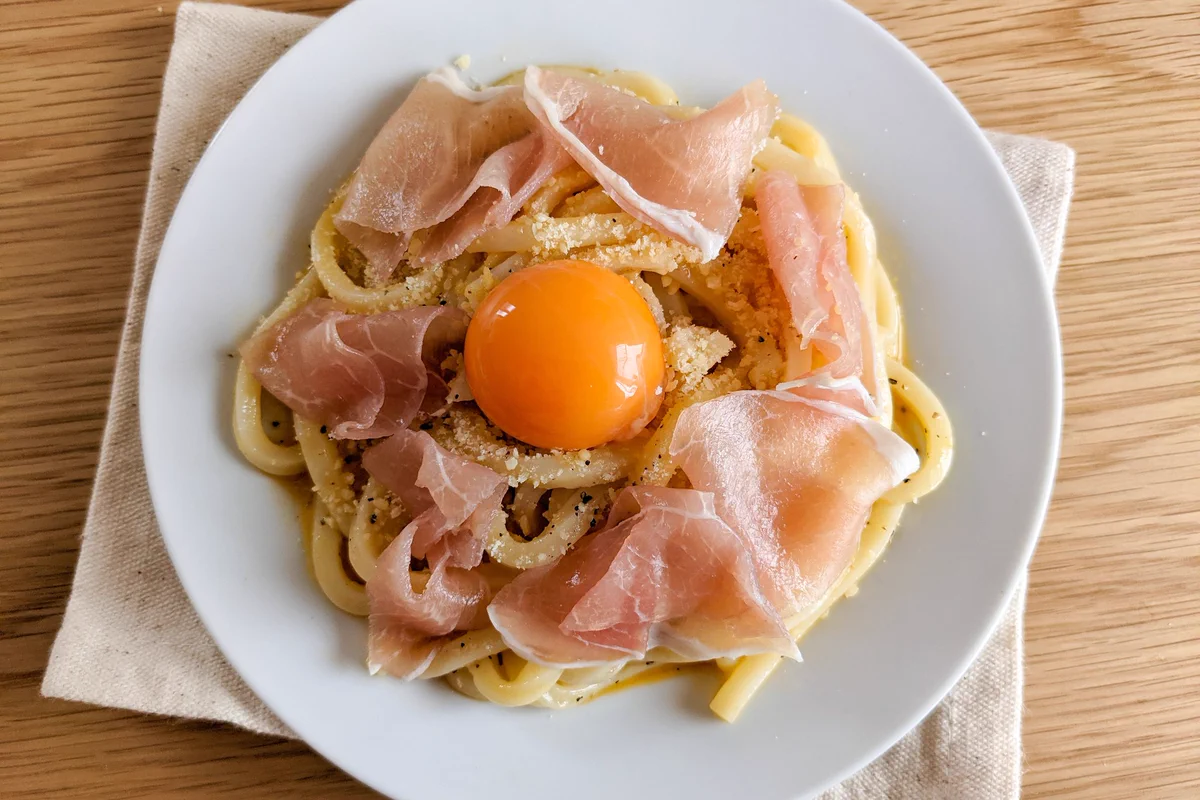 冷凍うどんで出来ちゃう。レンジで簡単！生ハムカルボナーラうどん。