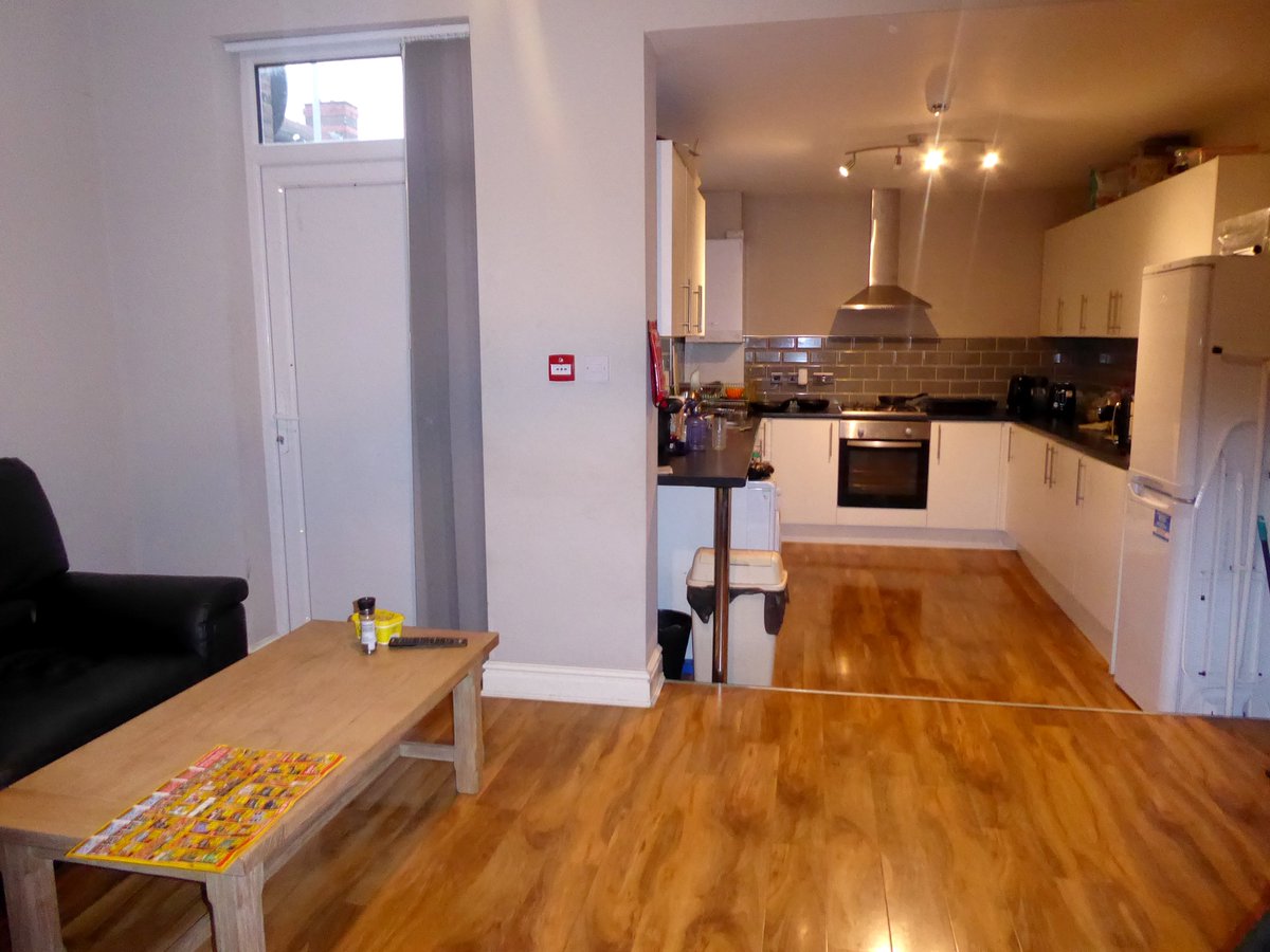 LIVMove_'s tweet photo. 🚨NEW PROPERTY ALERT🚨
#STUDENT house. FIVE DOUBLE bedrooms. TWO Shower suites. Open-plan lounge/kitchen. Fully FURNISHED. Walking distance to Uni’s. BILLS INCLUDED. 
info@livmove.co.uk or 0151 832 3663
#Liverpool #newproperty #studentproperty #fivebedrooms #kensingtonliverpool https://t.co/WLzd4jBf7P