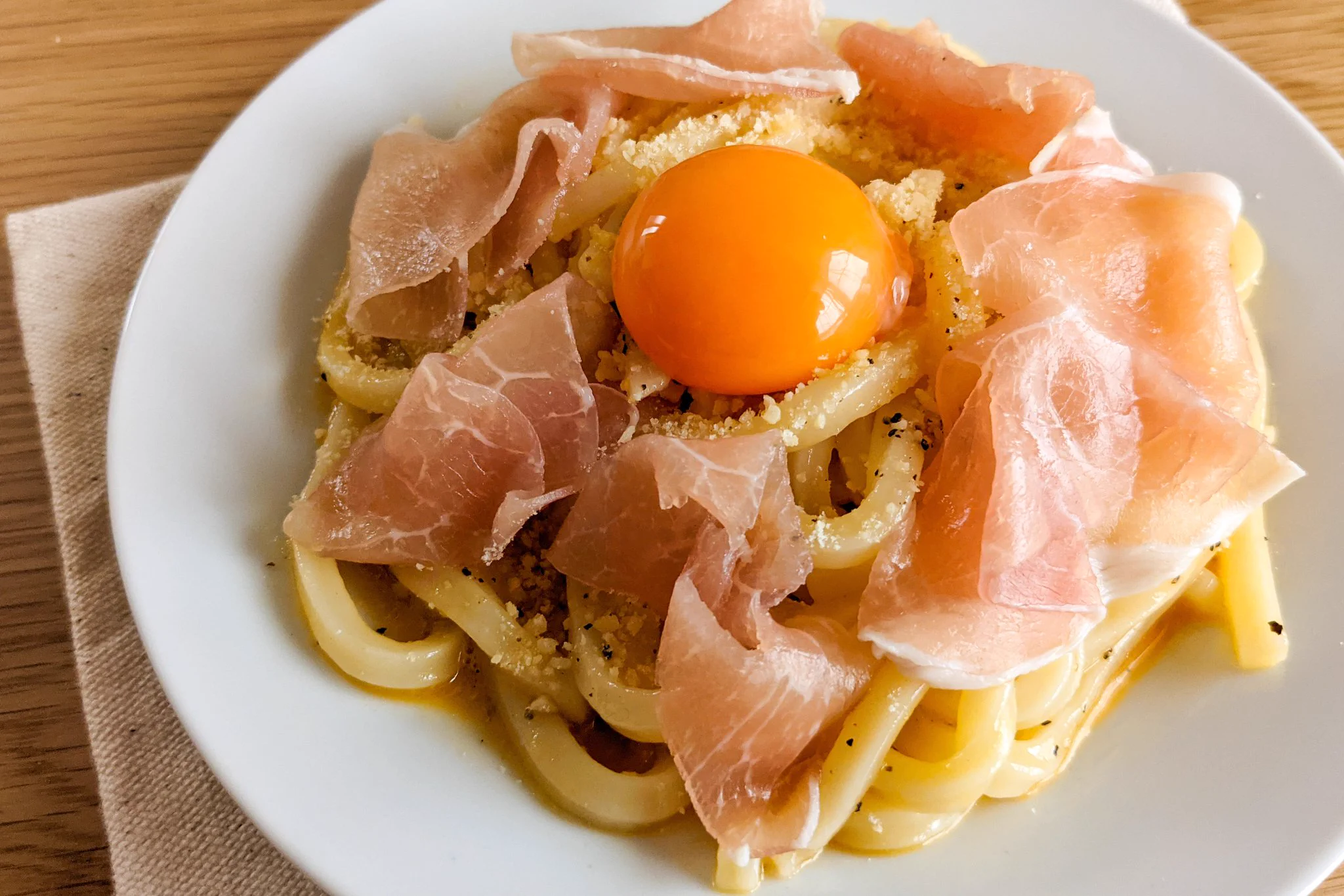 冷凍うどんで出来ちゃう。レンジで簡単！生ハムカルボナーラうどん。