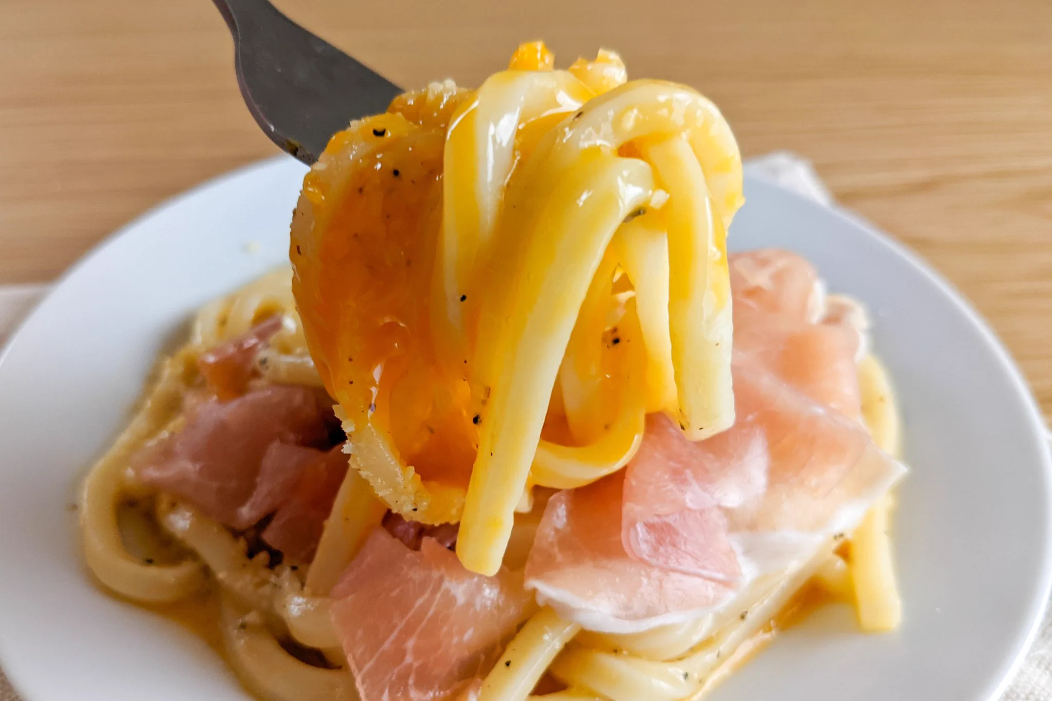 冷凍うどんで出来ちゃう。レンジで簡単！生ハムカルボナーラうどん。