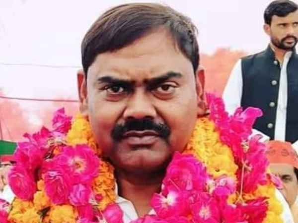 bstvlive's tweet photo. Kaushambi 

➡सपा प्रत्याशी इंद्रजीत सरोज ने किया नामांकन 

➡मंझनपुर से इंद्रजीत सरोज ने नामांकन किया

➡तीन सेट में दाखिल किया गया नामांकन 

➡समाजवादी के राष्ट्रीय महासचिव है इंद्रजीत सरोज।

#Kaushambi https://t.co/3vKJddOQ0T